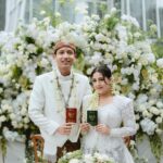 Nessie Judge Instagram - Kami turut berbahagia atas pernikahan @nessiejudge bersama kekasih hatinya, yang telah resmi menjadi pasangan suami dan istri pagi ini ❤️ Akad nikah berlangsung dengan khidmat yang dihadiri oleh keluarga dan sahabat terdekat. Pasangan pengantin baru tampil dengan kebaya dan beskap yang serasi, berbalut nuansa putih nan cantik 🥰 Selamat atas pernikahannya, pasangan yang berbahagia! 💍✨ Exclusive Media Partner by @thebridestory Wedding Planner @pure.organizer Photo Video @byputrida Live Cam @viding.co Bride's Attire @wirantikurniabride Groom's Attire @beskapan MUA @vinnagracia @vgmakeupstudio Decoration @tuesdayproject Invitation @invitto.printery Venue @alilascbd
