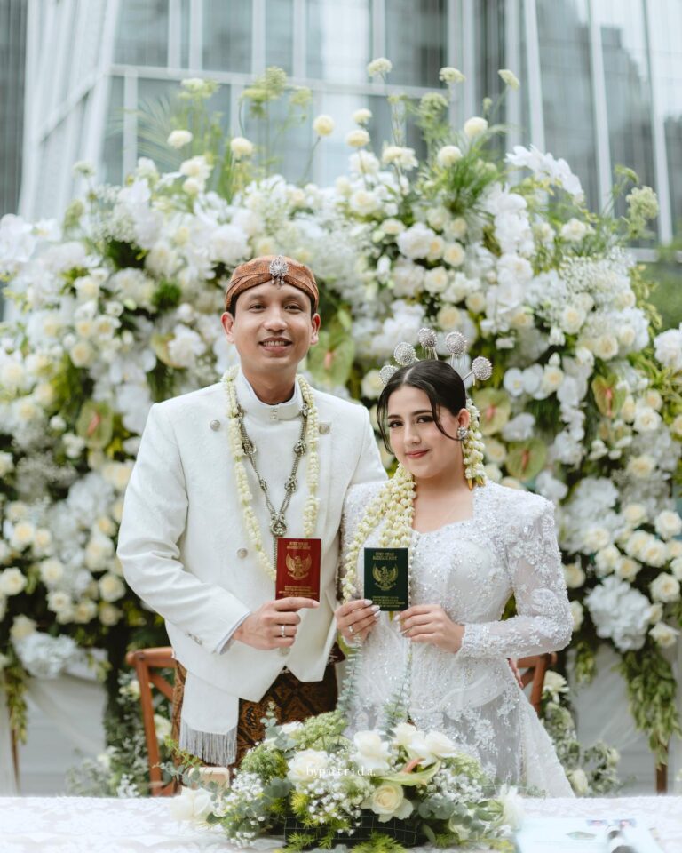 Nessie Judge Instagram - Kami turut berbahagia atas pernikahan @nessiejudge bersama kekasih hatinya, yang telah resmi menjadi pasangan suami dan istri pagi ini ❤️ Akad nikah berlangsung dengan khidmat yang dihadiri oleh keluarga dan sahabat terdekat. Pasangan pengantin baru tampil dengan kebaya dan beskap yang serasi, berbalut nuansa putih nan cantik 🥰 Selamat atas pernikahannya, pasangan yang berbahagia! 💍✨ Exclusive Media Partner by @thebridestory Wedding Planner @pure.organizer Photo Video @byputrida Live Cam @viding.co Bride's Attire @wirantikurniabride Groom's Attire @beskapan MUA @vinnagracia @vgmakeupstudio Decoration @tuesdayproject Invitation @invitto.printery Venue @alilascbd