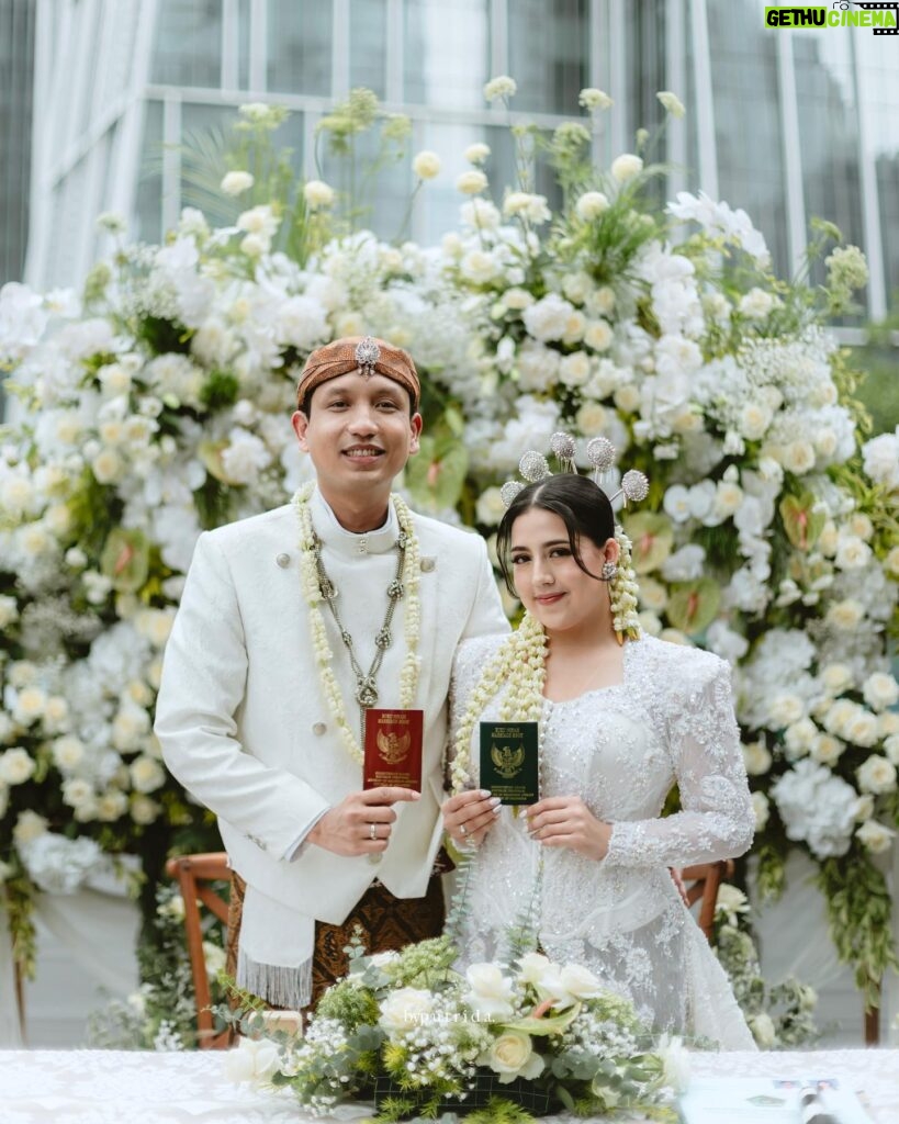 Nessie Judge Instagram - Kami turut berbahagia atas pernikahan @nessiejudge bersama kekasih hatinya, yang telah resmi menjadi pasangan suami dan istri pagi ini ❤️ Akad nikah berlangsung dengan khidmat yang dihadiri oleh keluarga dan sahabat terdekat. Pasangan pengantin baru tampil dengan kebaya dan beskap yang serasi, berbalut nuansa putih nan cantik 🥰 Selamat atas pernikahannya, pasangan yang berbahagia! 💍✨ Exclusive Media Partner by @thebridestory Wedding Planner @pure.organizer Photo Video @byputrida Live Cam @viding.co Bride's Attire @wirantikurniabride Groom's Attire @beskapan MUA @vinnagracia @vgmakeupstudio Decoration @tuesdayproject Invitation @invitto.printery Venue @alilascbd