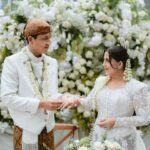 Nessie Judge Instagram - Kami turut berbahagia atas pernikahan @nessiejudge bersama kekasih hatinya, yang telah resmi menjadi pasangan suami dan istri pagi ini ❤️ Akad nikah berlangsung dengan khidmat yang dihadiri oleh keluarga dan sahabat terdekat. Pasangan pengantin baru tampil dengan kebaya dan beskap yang serasi, berbalut nuansa putih nan cantik 🥰 Selamat atas pernikahannya, pasangan yang berbahagia! 💍✨ Exclusive Media Partner by @thebridestory Wedding Planner @pure.organizer Photo Video @byputrida Live Cam @viding.co Bride's Attire @wirantikurniabride Groom's Attire @beskapan MUA @vinnagracia @vgmakeupstudio Decoration @tuesdayproject Invitation @invitto.printery Venue @alilascbd