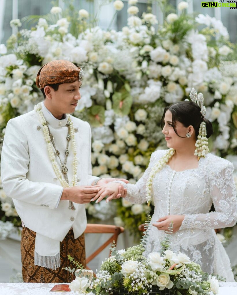 Nessie Judge Instagram - Kami turut berbahagia atas pernikahan @nessiejudge bersama kekasih hatinya, yang telah resmi menjadi pasangan suami dan istri pagi ini ❤️ Akad nikah berlangsung dengan khidmat yang dihadiri oleh keluarga dan sahabat terdekat. Pasangan pengantin baru tampil dengan kebaya dan beskap yang serasi, berbalut nuansa putih nan cantik 🥰 Selamat atas pernikahannya, pasangan yang berbahagia! 💍✨ Exclusive Media Partner by @thebridestory Wedding Planner @pure.organizer Photo Video @byputrida Live Cam @viding.co Bride's Attire @wirantikurniabride Groom's Attire @beskapan MUA @vinnagracia @vgmakeupstudio Decoration @tuesdayproject Invitation @invitto.printery Venue @alilascbd