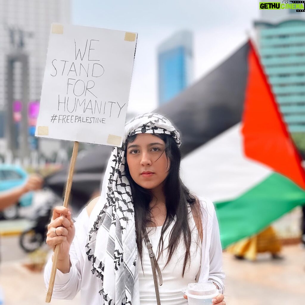 Nessie Judge Instagram - Humanity above all else. Video “Palestina-Israel” sudah ada di youtube.com/NessieJudge #CEASEFIRENOW #FreePalestine Thank you for capturing these, Mas @beautyshoot_triwibowo! 🙏🏻