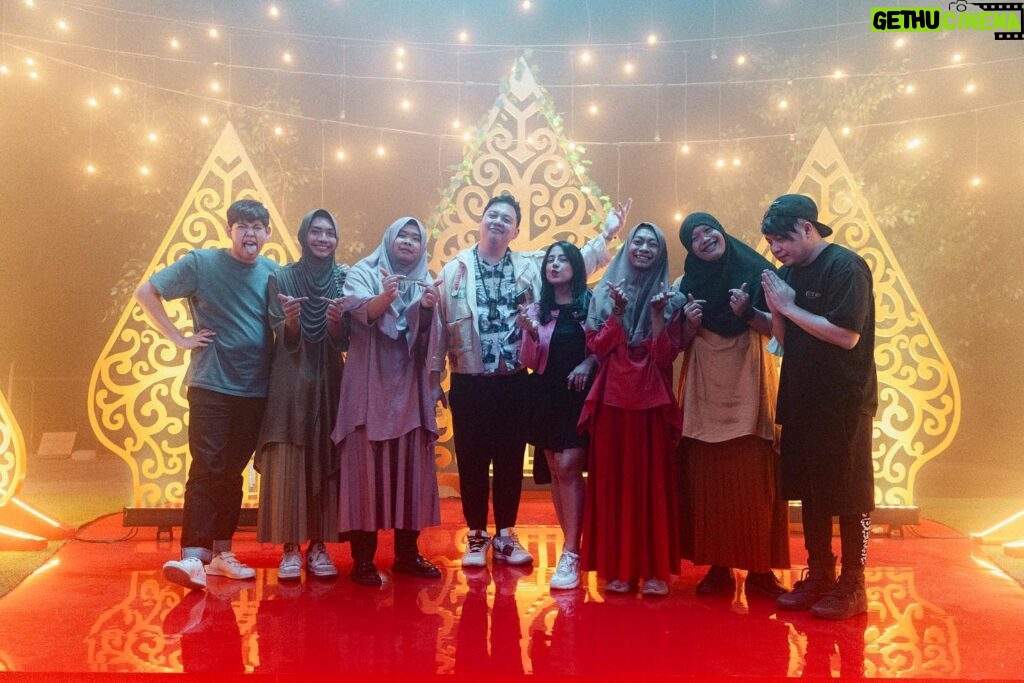 Nessie Judge Instagram - Kira-kira apa kabar ya ibu yang main sl-CANDY CRUSH waktu meeting dewan? 💕 Apa scene favorit kalian di #RewindID2023? Kalau aku, semuanya! So proud of @chandraliow @cianicolay @tommylimmm @christianbong @elziwai @tya_magdalena !! #CandyCrushLover