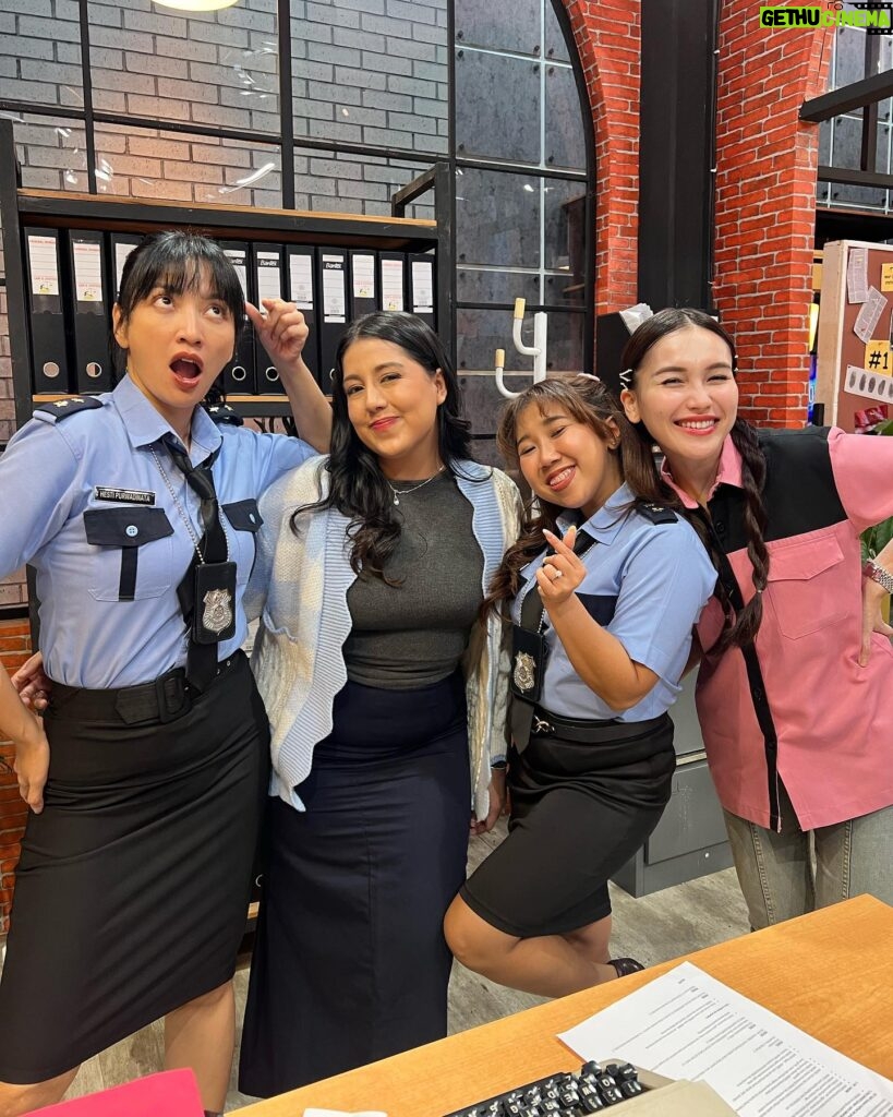 Nessie Judge Instagram - Lapor Pak! 👮🏻‍♀️is anyone watching on TV? Ada yang lagi nonton gaa? Hehehhee @andreastaulany