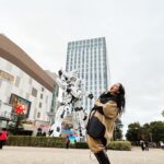 Nessie Judge Instagram - Can't trust no Gundam 💀🔪 Kenapa sih dia? ada masalah apa? Kalian musti tau sesuatuuuuu!! Jadi pas kesini, Kevin @deniano itu udah 2 hari bilang dia mau liat Gundam Raksasa, sampai hari H dia rada bete karena kita kelamaan jalan-jalan, akhirnya kita cari bersama nih si Gundam raksasa. Kalian lihat sepatu bootsku yang sangat indah itu? Walau indah, depannya kecil jadi kelingkingku sakit banget teramplas dengan setiap langkah 😩 but it's okay karena katanya 'Beauty is pain.' Except ini Gundam jauh banget woy?? Kita udah lewat pantai, nyebrang jembatan, masih belum keliatan. Tapi kita tetap cari ke BM'an Kevin ini karena dia terlihat sangat ingin menemui sang Gundam size XXXL ini. Akhirnya... KETEMULAH! keliatan dari jauh ada si Gundam!! Kita seneng banget langsung jalan jauuuuh menujunya. Pas sudah dekat, @shahnazvhw nanya ke Kevin, "eh ini yang putih Gundam baik atau jahat sih?" dan dia menjawab.., "Oh gatau deh, gue ga nonton dan ngikutin Gundam." Top 10 Anime Betrayal.
