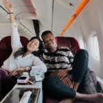 Nessie Judge Instagram - Ini temen aku Phil, seorang host TV dari South Africa! Pas aku mau pulang ke Indonesia dari Brazil, pas banget ternyata kita sebelahan kursinya! Dia terkesima banget liat tempelan gurita di belakang hp-ku yang kalo ditambah pake apple watch bikin gampang banget foto. Dia juga amazed liat powerbankku ada in-built cable-nya & wifi portable @javamifi . 😂 Saking amazednya sampe dia panggil aku high-tech-girl ahahahahhaah! Dia kayanya ga pernah lihat tempelan gurita ini di motor bapak-bapak ojol ya :''')