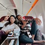 Nessie Judge Instagram - Ini temen aku Phil, seorang host TV dari South Africa! Pas aku mau pulang ke Indonesia dari Brazil, pas banget ternyata kita sebelahan kursinya! Dia terkesima banget liat tempelan gurita di belakang hp-ku yang kalo ditambah pake apple watch bikin gampang banget foto. Dia juga amazed liat powerbankku ada in-built cable-nya & wifi portable @javamifi . 😂 Saking amazednya sampe dia panggil aku high-tech-girl ahahahahhaah! Dia kayanya ga pernah lihat tempelan gurita ini di motor bapak-bapak ojol ya :''')