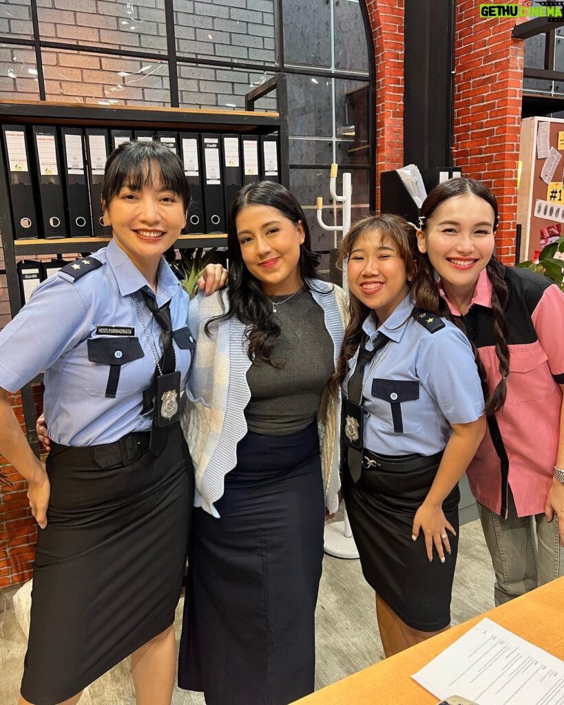 Nessie Judge Instagram - Lapor Pak! 👮🏻‍♀️is anyone watching on TV? Ada yang lagi nonton gaa? Hehehhee @andreastaulany