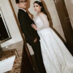 Nessie Judge Instagram - Resepsi pernikahan @nessiejudge dan @andryangama begitu elegan dalam tema modern. Gaun putih dengan detail payet menjadikan tampilannya begitu memukau di hari istimewanya bersama @andryangama . Wah, pasangan yang begitu serasi sekali ya!🥰 Congratulations to the happy couple!🤍🕊️ Media partner @thebridedept Wedding planner @pure.organizer Venue @theballroom_at_pondokindahgolf Documentation @byputrida MUA @bubahalfian Gown & Attire @irenedanielle Decoration @maeeradecorationwedding Lighting @axeluzpro Entertainment @glanzemusic Live Streaming @viding.co Photobooth @photomaticsexpress Usher @bemyguest.usher Invitation @invittoprintery Souvenir @realfoodjelly @almas.beads @somethincofficial @hintofyou_ Doorprize @renanstore #tbdwedding #tbdattire #tbdinspiration