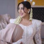 Nessie Judge Instagram - So honored to be a part of your day, Nes 🥹 @nessiejudge 💕 thank you for trusting me from the very beginning. Thank you for the fun makeup sesh dari subuuhhh 😭🫶 ngobrol dari A-Z! I’m so so happy that you finally found your person that you’re gonna work through marriage together till jannah 🤍 congrats again, my love 🥺 Makeup by VG Hairdo akad @minarbeauty Hairdo resepsi @yuliacenvensius Gown akad @wirantikurniabride Gown resepsi @christiebasill