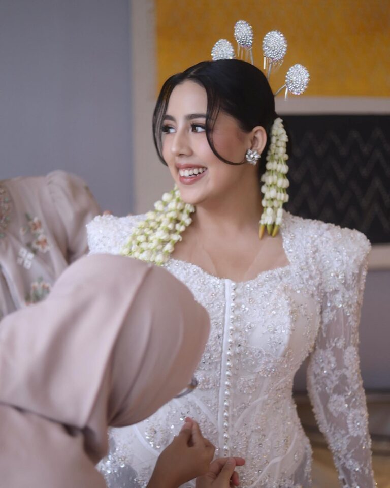 Nessie Judge Instagram - So honored to be a part of your day, Nes 🥹 @nessiejudge 💕 thank you for trusting me from the very beginning. Thank you for the fun makeup sesh dari subuuhhh 😭🫶 ngobrol dari A-Z! I’m so so happy that you finally found your person that you’re gonna work through marriage together till jannah 🤍 congrats again, my love 🥺 Makeup by VG Hairdo akad @minarbeauty Hairdo resepsi @yuliacenvensius Gown akad @wirantikurniabride Gown resepsi @christiebasill