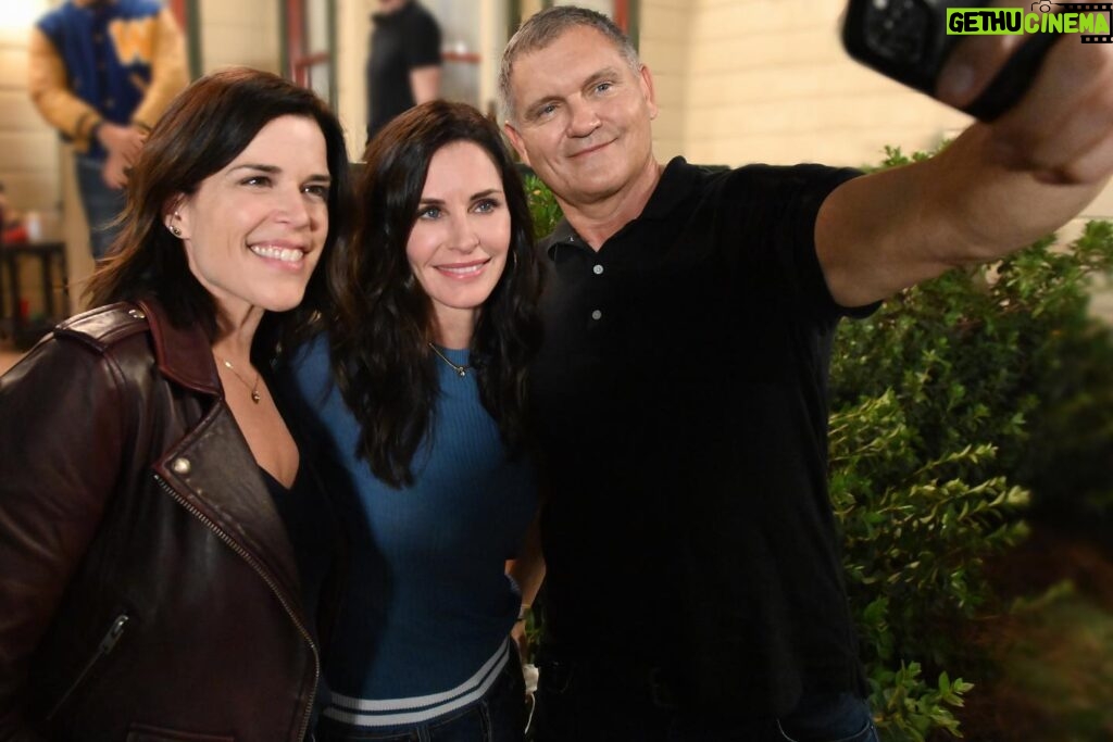 Neve Campbell Instagram - Screams, smiles, and selfies with @CourteneyCoxOfficial and @KevWilliamson. Excited for you all to see Scream, which is the official title of the new movie, in theatres January 2022. #ScreamMovie @ScreamMovies