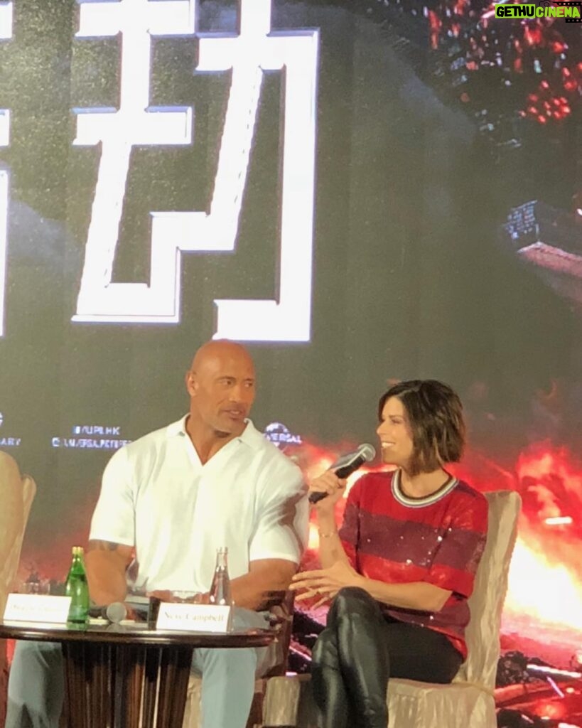 Neve Campbell Instagram - On stage again with @therock promoting our movie @skyscrapermovie in the incredible city of Hong Kong where the movie is set. Such an honor to be here. Breathtaking!!!! Thanks to my team for keeping me looking presentable. Makeup @coleencampbellolwell hair @marcmena styling @essi_m top @31philliplim pants #darrylk jewelry @tanachung_official