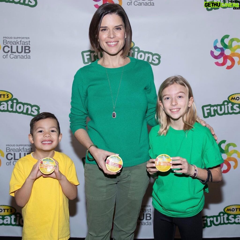Neve Campbell Instagram - I’ve been so honored to get the opportunity to help bring light to a great cause. 1 in 5 kids in Canada go to school on an empty stomach every morning.Breakfast club of Canada help to feed breakfast at schools to 230,000 kids every day and hope to grow their program even more. Right now Mott’s Fruitsations are supporting @breakfastclubcanada with The Buy a Cup Give a Cup program. For every cup of Mott’s Fruitsations purchased from now until March 31st, a cup will be donated. Every child deserves to start their day on equal footing with their friends. We know it takes a village to help all children so if you’re in Canada please help out. If you’re interested to learn more ways to help please visit http://www.breakfastclubcanada.org #BuyaCupGiveaCup #MottsFruitsations #Partner