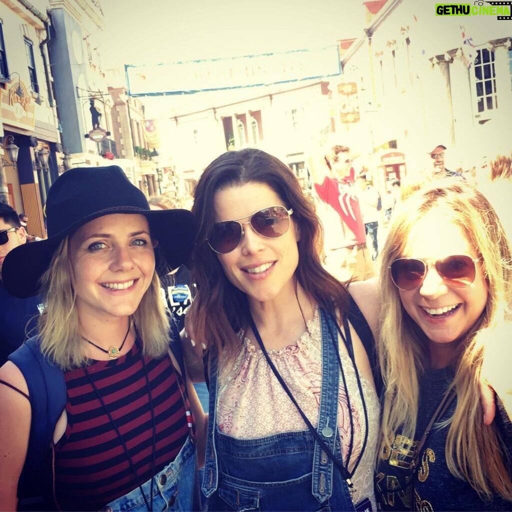 Neve Campbell Instagram - Fun at Universal studios with family and old friends. Fun to be a kid again. @UniStudios