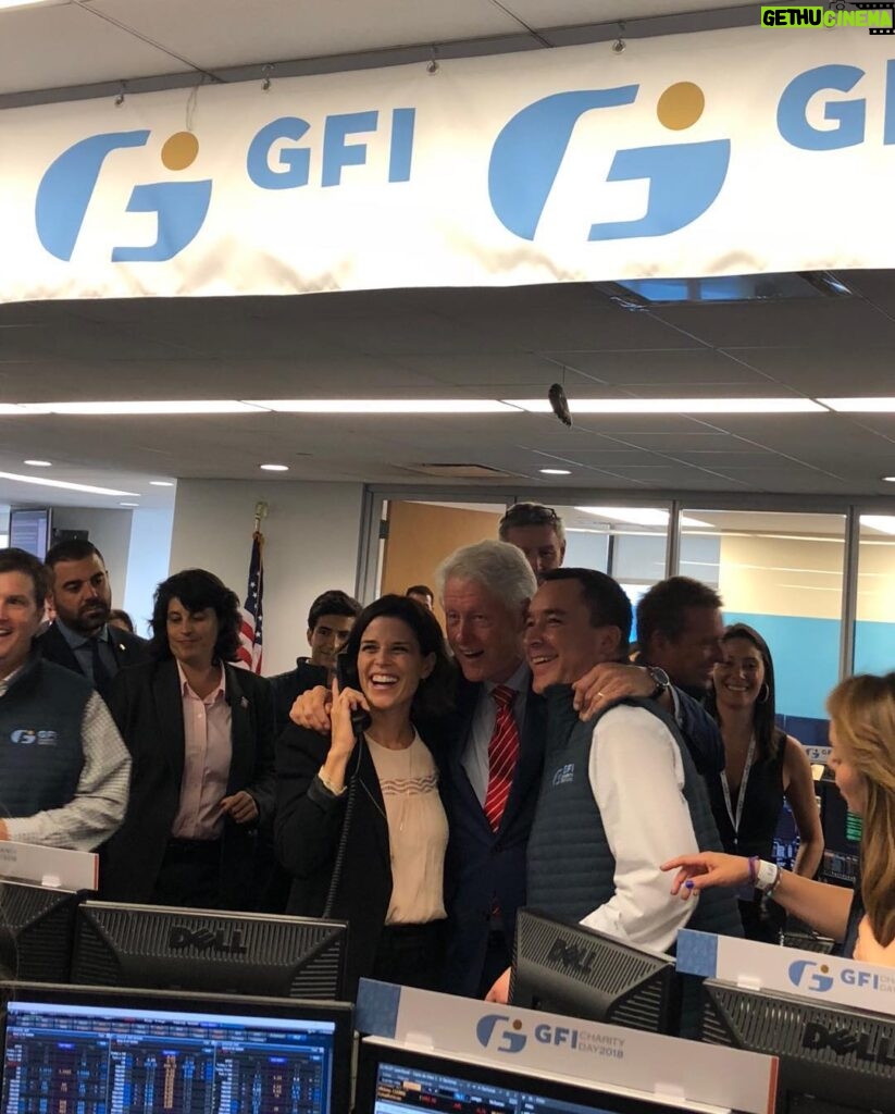Neve Campbell Instagram - I had a beautiful experience today when I joined @CityHarvestnyc to support their work feeding New Yorkers in need at @BGCCharityDay They’re an amazing organization and it was a moving opportunity to remember those who lost their lives 17 years ago at the same time as doing something positive for others. #WeAreCityHarvest #BGCCharityDay #NYC Oh and yes that’s Bill Clinton! I have a surreal life sometimes....