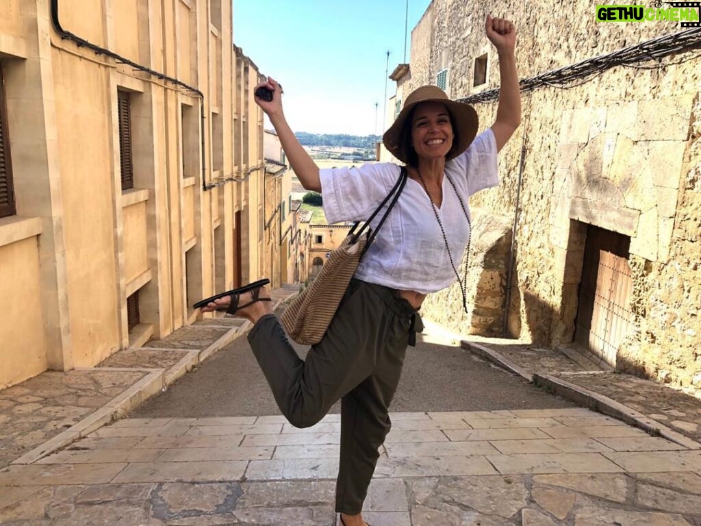 Neve Campbell Instagram - Silliness in Palma Mallorca. JJ’s been shooting a new show with Idris Elba in Spain so we had a few beautiful few weeks in Mallorca with the kids. This was during a fun walk around the city of Palma which was absolutely enchanting. Evidently it’s been a while since I’ve been in a ballet class!!! #Palma #Mallorca #silliness