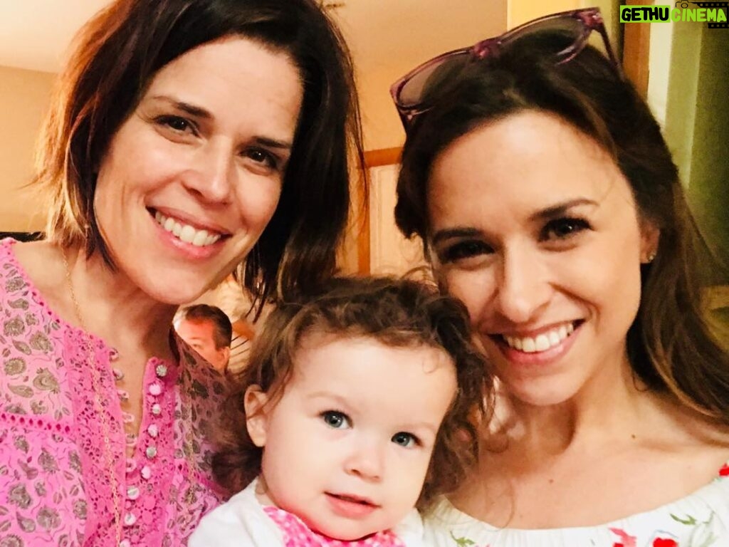 Neve Campbell Instagram - So happy I got to hang with my Party of Five sister the incredibly talented Lacey Chabert and her ridiculously adorable daughter Julia. So grateful we’ve stayed close for all these years. Love you Lace and Julia!!!! @thereallacey