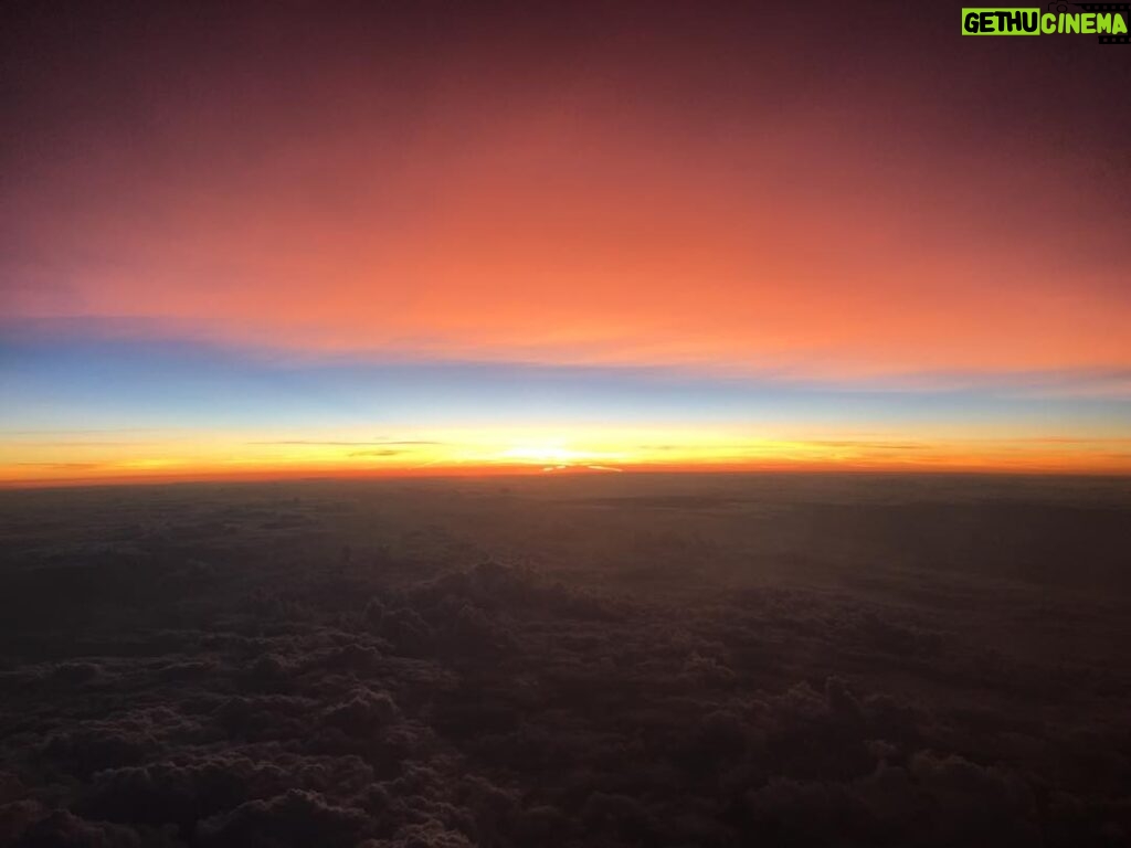 Neve Campbell Instagram - Lucky to have a few weeks off from an amazing experience shooting Skyscraper. Headed to France to visit my family who were vacationing there. Was so excited to hold my little boy and this was the sunset I got to witness before landing in Paris. Life has many a beautiful moment.