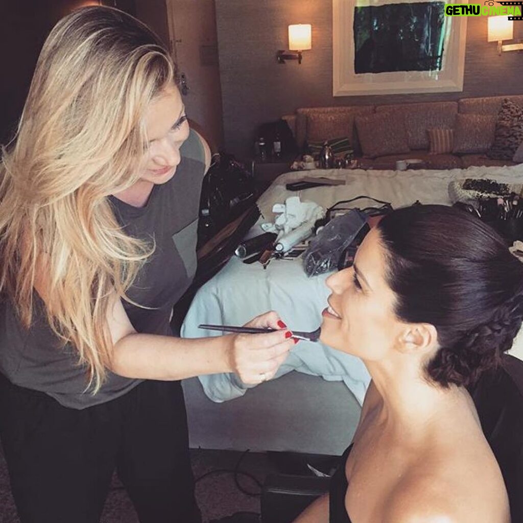 Neve Campbell Instagram - Getting ready for the Emmys with my gorgeous and talented cousin, @coleencampbellolwell.