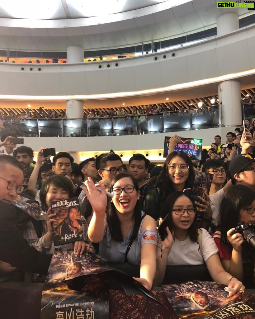 Neve Campbell Instagram - Thanks to our incredibly enthusiastic Hong Kong Fans. Your excitement was overwhelming and humbling. So happy to share our film @skyscrapermovie with you. Headed home to NY now for our US Premiere. Farewell Hong Kong. Farewell Beijing. You’ve been amazing!!!! Thank you!!! #HongKong #Beijing