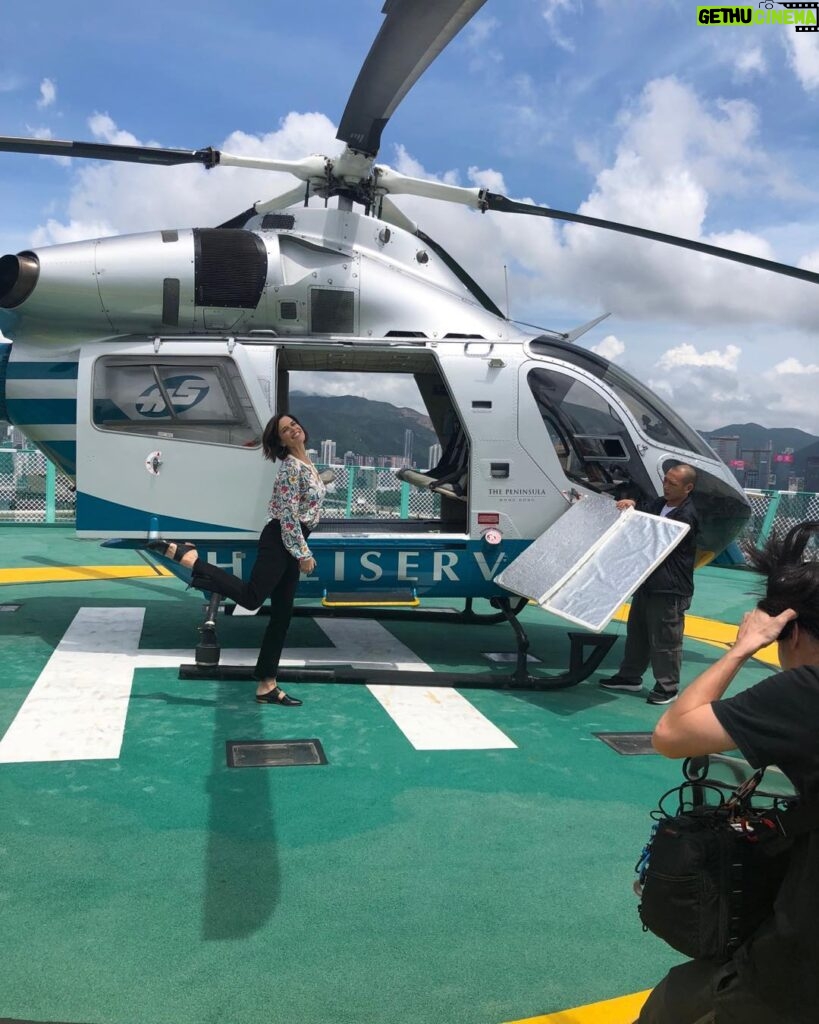 Neve Campbell Instagram - Went up in a helicopter over beautiful Hong Kong yesterday with @goodmorningamerica Isn’t this how everyone enters a helicopter? Exciting times!!! #HongKong