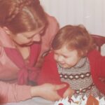 Niña Pastori Instagram - Mi abuela Rosa… que no la conocí, pero me han contado tantas cosas de ella… Que vive dentro de mi.🙏 Mi madre el día q cumplía un año 💜🍀 Y mi niñas, un día cualquiera en cualquier lugar, lo mejor de mi vida! Feliz Día de la madre! 🥰 y en especial a la mía! Tq mamá!😘