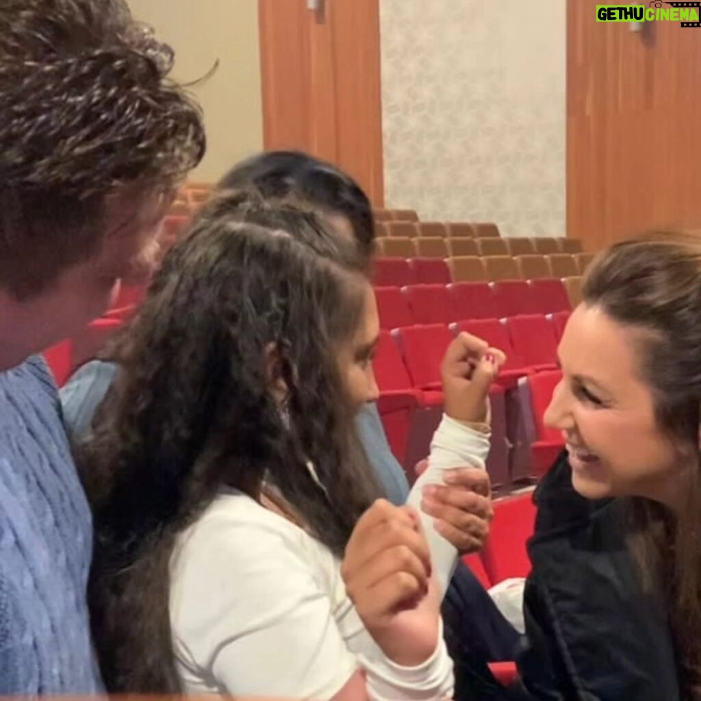 Niña Pastori Instagram - Nerea nació con una enfermedad rara llamada Ataxia Telangiectasia. Ahora está en plena adolescencia y se le está haciendo cuesta arriba. Por suerte, la música de Niña Pastori la reconforta. Es su rayito de luz. Así que cuando la artista anunció un concierto en Mallorca, ciudad en la que reside Nerea, organizamos una sorpresa que la ayudara a recargar pilas. Antes del concierto, Nerea asistió a la prueba de sonido y pudo conocer en persona a Niña Pastori, que con su cariño consiguió que ella y su familia se llevaran a casa un recuerdo inolvidable. Muchísimas gracias a @santander.global, a todas las personas que nos han ayudado y sobre todo a @npastorioficial por su cariño y dedicación con Nerea.