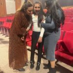Niña Pastori Instagram - Nerea nació con una enfermedad rara llamada Ataxia Telangiectasia. Ahora está en plena adolescencia y se le está haciendo cuesta arriba. Por suerte, la música de Niña Pastori la reconforta. Es su rayito de luz. Así que cuando la artista anunció un concierto en Mallorca, ciudad en la que reside Nerea, organizamos una sorpresa que la ayudara a recargar pilas. Antes del concierto, Nerea asistió a la prueba de sonido y pudo conocer en persona a Niña Pastori, que con su cariño consiguió que ella y su familia se llevaran a casa un recuerdo inolvidable. Muchísimas gracias a @santander.global, a todas las personas que nos han ayudado y sobre todo a @npastorioficial por su cariño y dedicación con Nerea.