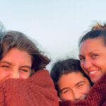 Niña Pastori Instagram - Mi abuela Rosa… que no la conocí, pero me han contado tantas cosas de ella… Que vive dentro de mi.🙏 Mi madre el día q cumplía un año 💜🍀 Y mi niñas, un día cualquiera en cualquier lugar, lo mejor de mi vida! Feliz Día de la madre! 🥰 y en especial a la mía! Tq mamá!😘
