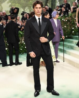 Nicholas Galitzine Instagram - My first Met Gala 🥀
Thanks to @voguemagazine @fendi and @tagheuer