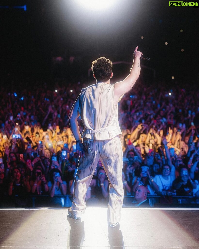 Nick Jonas Instagram - A beautiful crowd in São Paulo last night. Thank you Brazil 🇧🇷 We love you! Uma linda multidão em São Paulo, a noite passada. Obrigado, Brasil. 🇧🇷 Amamos vocês!