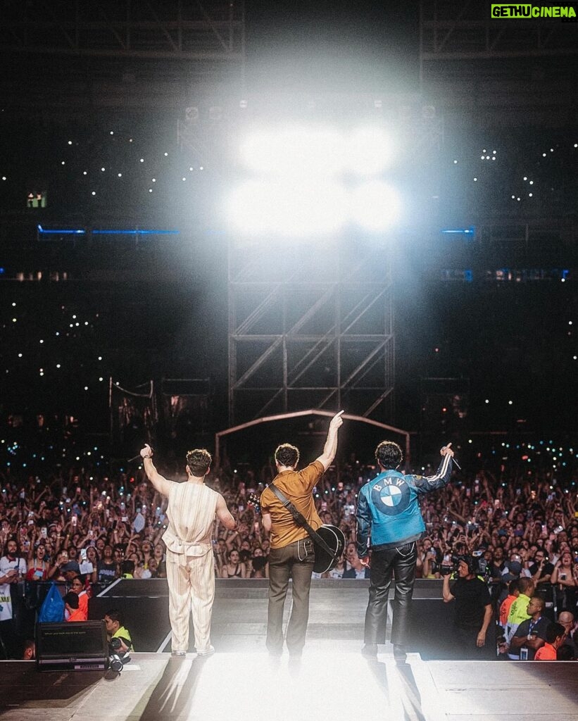 Nick Jonas Instagram - A beautiful crowd in São Paulo last night. Thank you Brazil 🇧🇷 We love you! Uma linda multidão em São Paulo, a noite passada. Obrigado, Brasil. 🇧🇷 Amamos vocês!