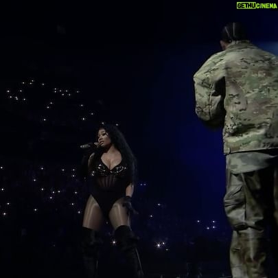 Nicki Minaj Instagram - #GagcityTORONTO NIGHT 2 was a magical moment in time that I’ll never forget. I REALLY freaking LOVE you guys!!!!!!!! Imagine having a crowd with incredible energy, then in walks the SUPERSTAR of ALL SUPERSTARS. The GENIUS we call DRAKE. Thank you @champagnepapi - 🙏🏽 nostalgic isn’t even the word. Wow. We’re really doing everything we used to talk about, dream about, worry about…. Love 4 LIFE.
