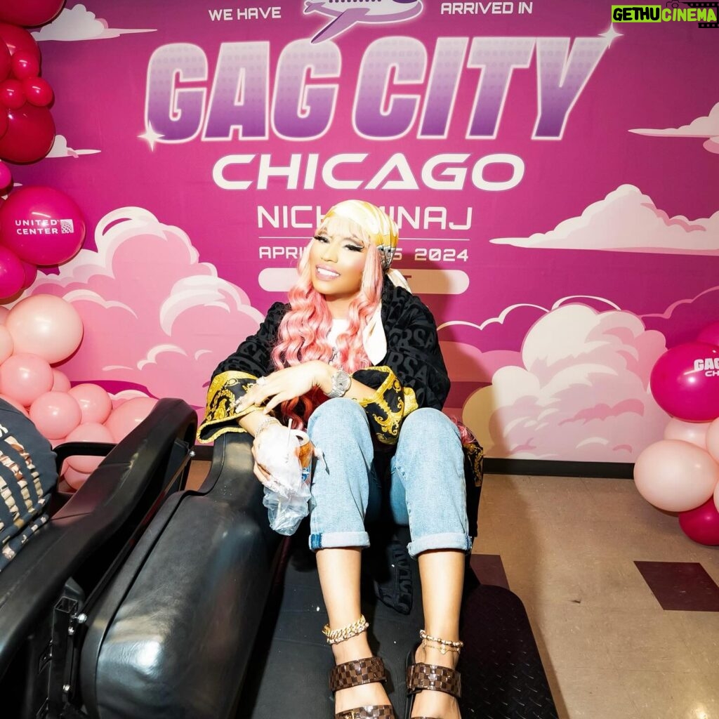 Nicki Minaj Instagram - #GagCityCHICAGO = E V E R Y T H I N G BOTH NIGHTS!!!!!!!! 🙏🏽@jeremih 🙏🏽@nolimitherbo 2 NIGHTS OF THE LOUDEST, MOST MAGICAL, MOST SURREAL, MOST INCREDIBLE MEMORIES & PPL IN THE WORLD. I’ll never forget this. I’ll never forget YOU. For the rest of my life. I love you SOOOOOOOOOOOOO MUCH. Truly what dreams were made of. Thank you. Thank you. Thank you, Chicago! 🫶🏽 We made history together. BARBZ!!!!!!! 🥹 Until next time 💭💭💭💭💭🤍💛💜🩷💙🩵💭💭💭💭