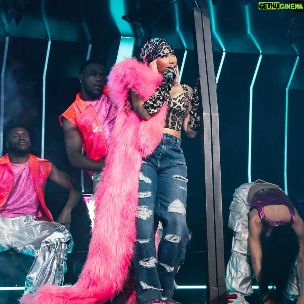 Nicki Minaj Instagram - #GagCityCHICAGO = E V E R Y T H I N G BOTH NIGHTS!!!!!!!! 🙏🏽@jeremih 🙏🏽@nolimitherbo 2 NIGHTS OF THE LOUDEST, MOST MAGICAL, MOST SURREAL, MOST INCREDIBLE MEMORIES & PPL IN THE WORLD. I’ll never forget this. I’ll never forget YOU. For the rest of my life. I love you SOOOOOOOOOOOOO MUCH. Truly what dreams were made of. Thank you. Thank you. Thank you, Chicago! 🫶🏽 We made history together. BARBZ!!!!!!! 🥹 Until next time 💭💭💭💭💭🤍💛💜🩷💙🩵💭💭💭💭