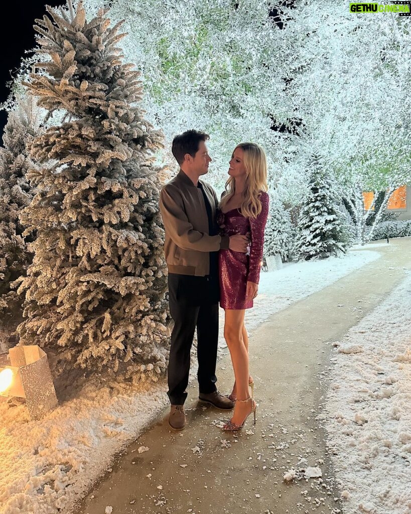 Nicky Hilton Instagram - Christmas kisses 💋