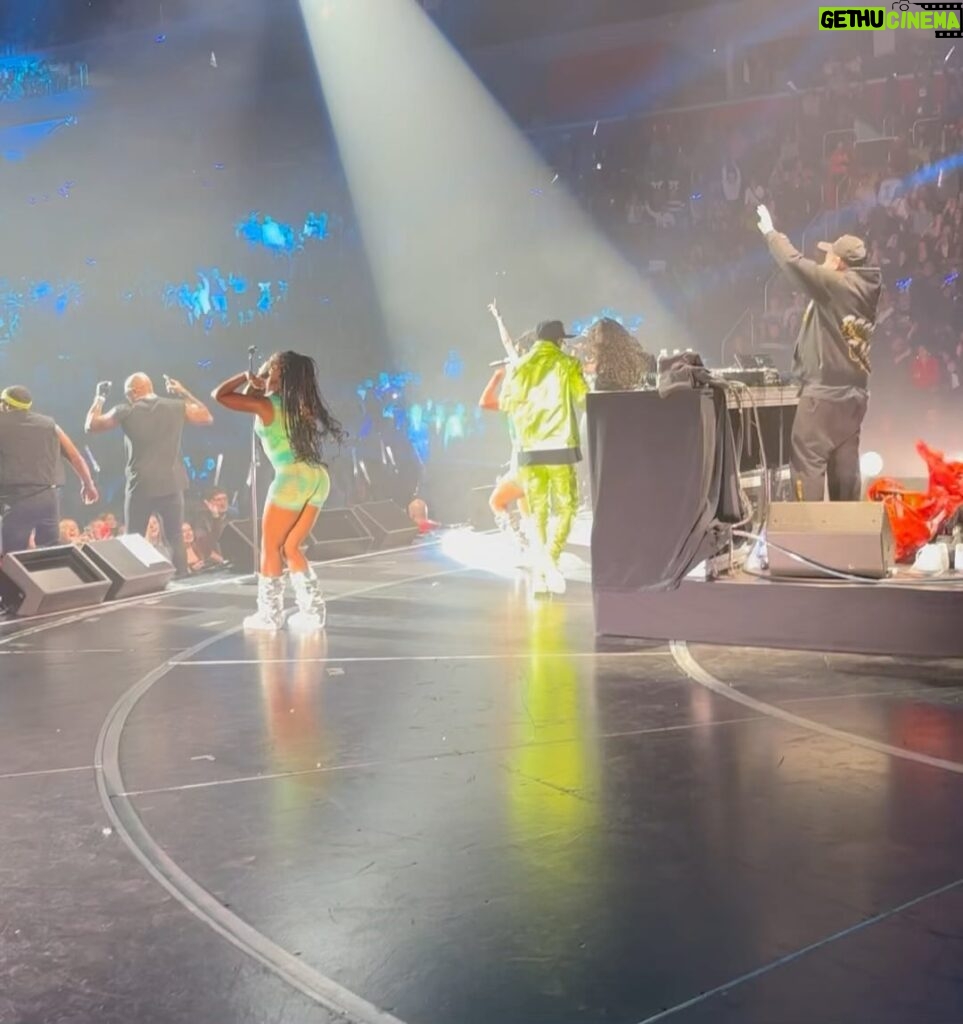 Nicole Alexander Instagram - 🖤What a #Night 🥰 @flavorflavofficial @official_flo #jingleball 🎄