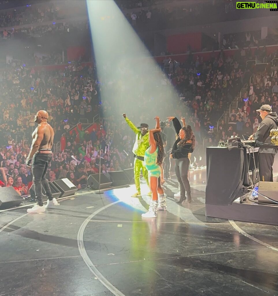 Nicole Alexander Instagram - 🖤What a #Night 🥰 @flavorflavofficial @official_flo #jingleball 🎄