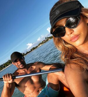 Nicole Ari Parker Instagram - I helped row right after this 🤳🏽… 

FuninTheSun🛶 
Thank you babe 🤎