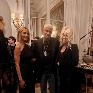 Nicole Ari Parker Instagram - What a joy it was to see my peeps @serenawilliams @lisarinna , break bread and meet & tell @bengorham in person, creator of @officialbyredo how much his love for what he does shows in everything he does. 👊🏽 

Congrats @ameliagray on the new campaign !

Sending love to @Cher & @AEforPresident sooo nice to see you both. #honored❤️❤️❤️❤️

Missed you @alisonzim & @thanks.rob !

📸 @artofv ✨