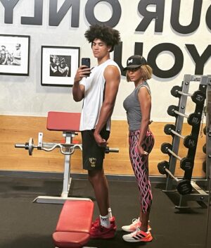 Nicole Ari Parker Instagram - That part.
#Progress 🌟 

This kid got his Mom away from the roasted potatoes #Bratkartoffeln 🥔 and #Schnitzel for a hour a day & got her back on track 💪🏽🏋🏽‍♀️❤️

Danke Schatzimaus 😊 @nico.Kodjoe for helping me finally find a tricep. 👊🏽

#thickthursday💦