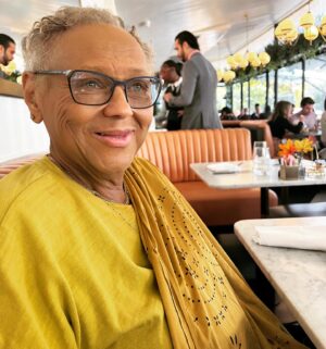 Nicole Ari Parker Instagram - MOMMY!! 🎉🎉🎉
Happy 80th turn around the SUN ☀️ 
We love you sooooo much 💛💛💛
Can’t wait to celebrate with you & shower you with all the Love, Laughter and Cornbread you’ve given me and Soph and Nico and B. 😇😄

👉🏽Yes, I stole your whole face. Goodnight.