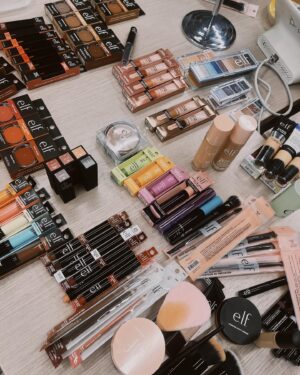 Nicole Faulkner Instagram - My first 2 weeks with @elfcosmetics have been e.l.f.ing amazinggggg!!! 🤍💄🙏🏼