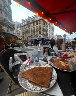 Nicole Faulkner Instagram - Valentine’s Day in Paris 🇫🇷 💕 🥐