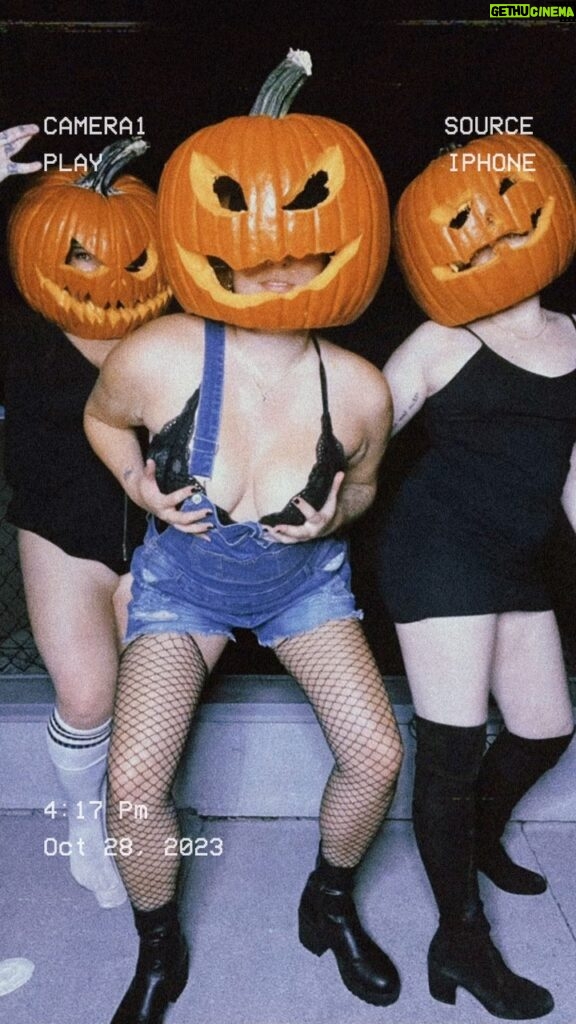 Nicole Faulkner Instagram - My favorite Halloween tradition 👌🏼🎃#halloweencostume #pumpkinheadphotoshoot #pumpkinhead #pumpkincarving #halloweenideas