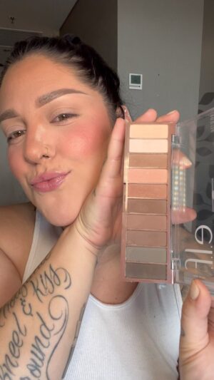 Nicole Faulkner Instagram - My current everyday makeup routine 💘

Deets:
Moisturizer- @cerave spf day moisturizer 
Eye cream- @jeffreestarcosmetics morning dew hydrating eye cream
Foundation- @elfcosmetics halo glow #2   @maccosmetics studio fix every-wear all-over face pen
Contour- @maybelline eraser shade #147.5
Concealer- @narsissist radiant creamy concealer shade light 1.25
Blush- @colourpopcosmetics cream in “angel energy”   @milanicosmetics powder in #05
Baking powder- @hudabeauty “cupcake”
Pressed powder- @charlottetilbury shade 2
Bronzer- @maccosmetics radiant medium gold skin finish
Brows- @benefitcosmetics micro filling pen   precisely my brow pencil   @modelinabottleofficial  eyebrow sealer
Eye base- @maccosmetics “painterly” paint pot 
Eyeshadow- @elfcosmetics “nude mood” palette
Eyeliner- @jaclynhillcosmetics “smooth black/brown”
Mascara- @maccosmetics extended gigablack lash
Lashes- @poutbeautybar in “Julia” 
Lipliner- kkw cosmetics 
Lipstick- @maccosmetics “honeylove” 
Lipgloss- @beautycreations.cosmetics “caramel brûlée” 

#grwm #makeuptutorial #everydaymakeup #makeuproutine