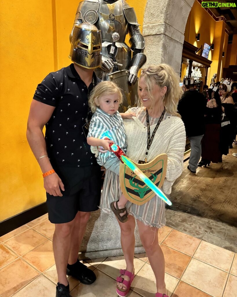 Nicole Franzel Instagram - Typical tourist things with a dinner show! 🌟 Have you been to one?! We went to medieval times. I was really happy with how healthy and happy the horses seemed. I’m a hard critic and they passed. ☺️ The show was more about their natural beauty than them being used as a prop 🙌🏼 Arrow loved it and let us know which one to try next year!