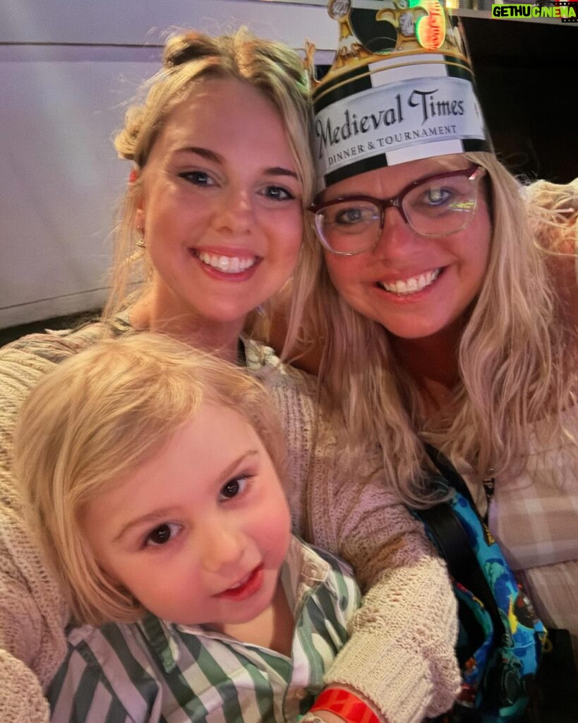 Nicole Franzel Instagram - Typical tourist things with a dinner show! 🌟 Have you been to one?! We went to medieval times. I was really happy with how healthy and happy the horses seemed. I’m a hard critic and they passed. ☺️ The show was more about their natural beauty than them being used as a prop 🙌🏼 Arrow loved it and let us know which one to try next year!