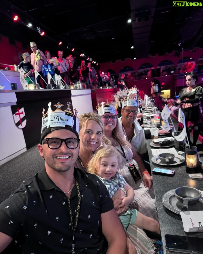 Nicole Franzel Instagram - Typical tourist things with a dinner show! 🌟 Have you been to one?! We went to medieval times. I was really happy with how healthy and happy the horses seemed. I’m a hard critic and they passed. ☺️ The show was more about their natural beauty than them being used as a prop 🙌🏼 Arrow loved it and let us know which one to try next year!